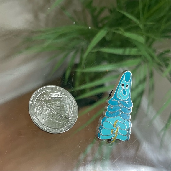 Alice in Wonderland Caterpillar enamel pin parks butterfly smoker psychedelic - Picture 4 of 5